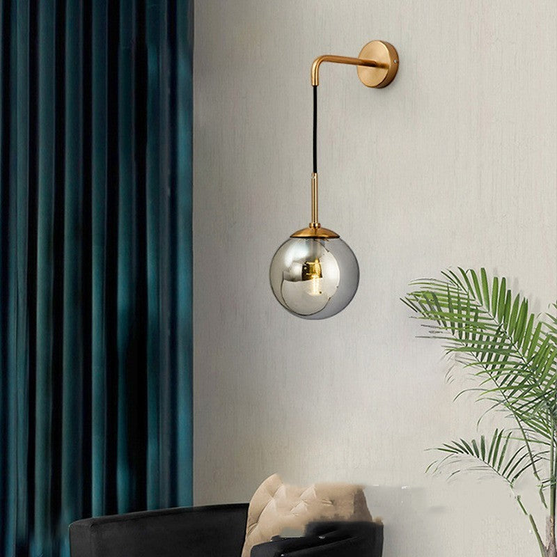 Applique murale Lumeoo NORGLAX avec globe en verre fumé et support en métal doré au design scandinave élégant