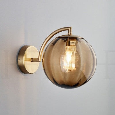 Applique murale Lumeoo style européen avec globe en verre fumé et support en métal doré pour une lumière chaleureuse