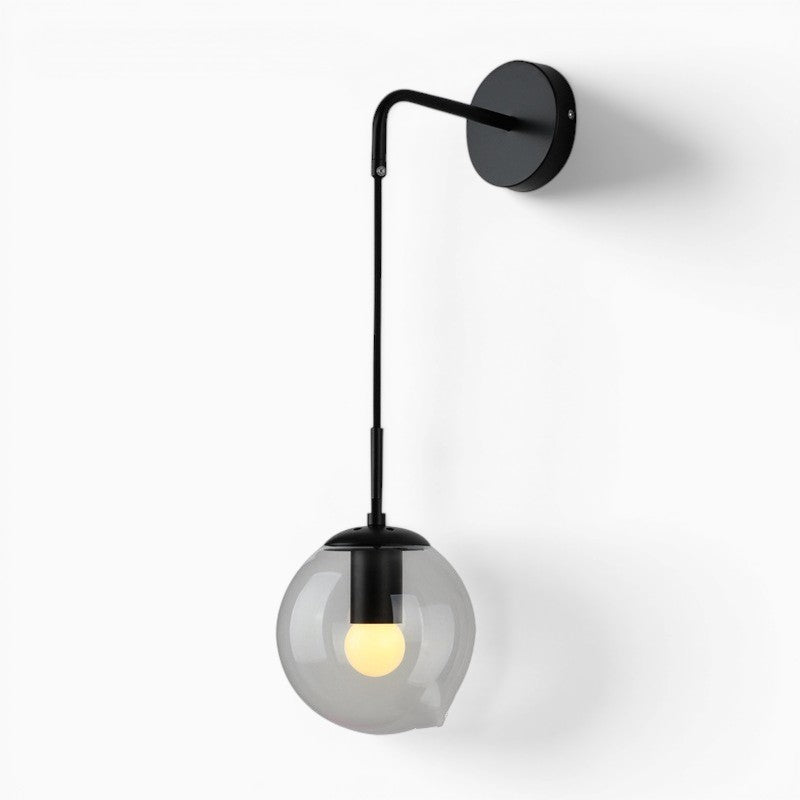 Applique murale Lumeoo au design nordique avec bras noir mat et globe en verre fumé diffusant une lumière douce