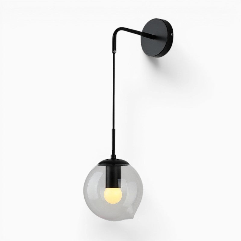 Applique murale Lumeoo NORGLAX avec globe en verre transparent et support en métal noir au design scandinave épuré