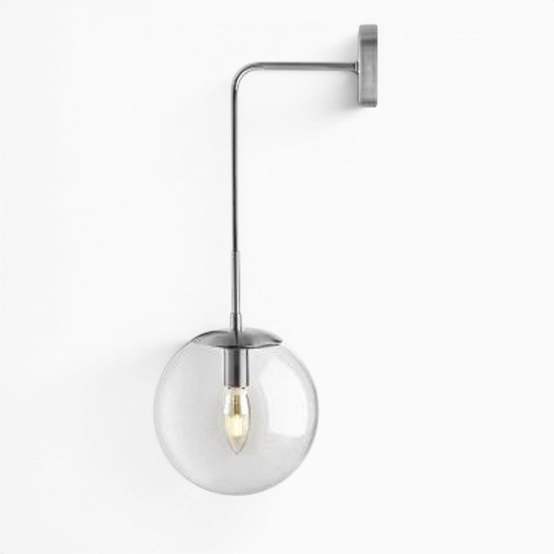 Applique murale Lumeoo NORGLAX avec globe en verre transparent et support métallique argenté au design scandinave