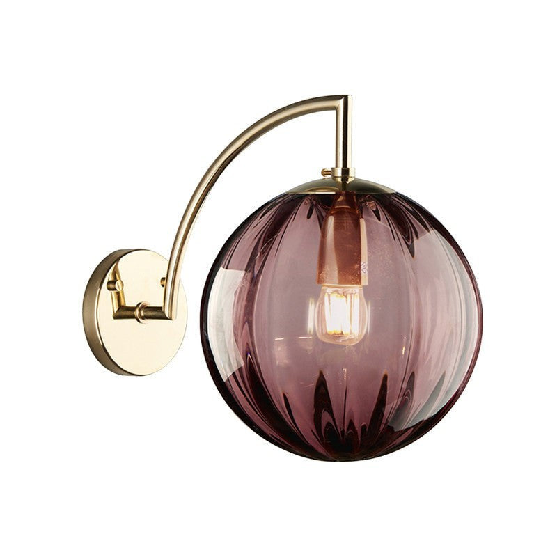 Applique murale Lumeoo GLOBWAX avec globe en verre violet strié et bras en métal doré au design européen élégant