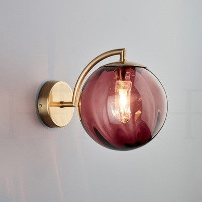 Applique murale Lumeoo au design européen avec globe en verre teinté violet et support en métal doré Image