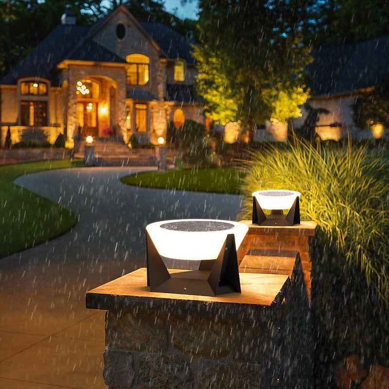 Bornes solaires Lumeoo PILLAREX noires sur muret de jardin sous la pluie pour éclairage extérieur automatique