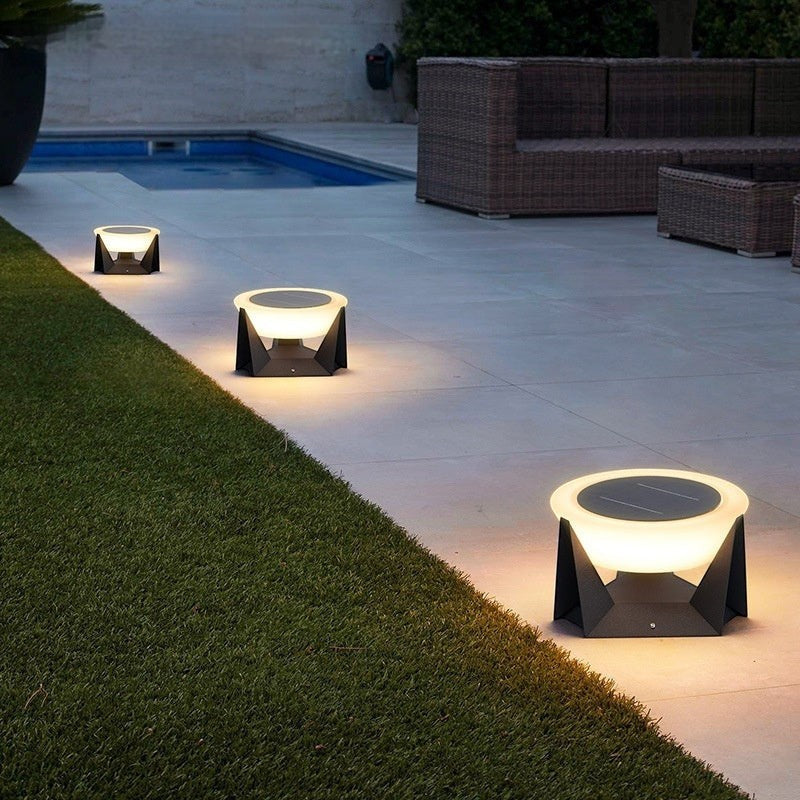 Bornes d'éclairage extérieur solaires Lumeoo PILLAREX noires avec lumière douce le long d'une allée de jardin Image