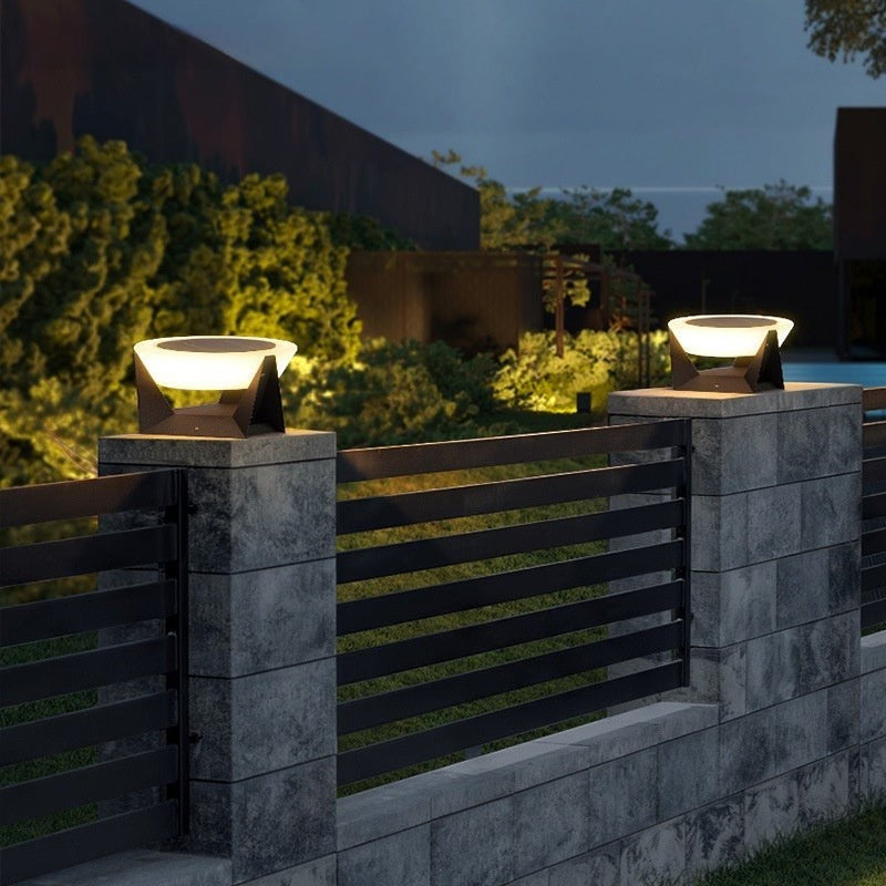 Borne d'éclairage extérieur solaire Lumeoo PILLAREX noire design sur piliers de jardin pour allée sécurisée