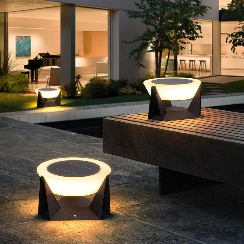 Borne solaire Lumeoo PILLAREX noire avec éclairage LED diffus pour terrasse et allée de jardin moderne Image