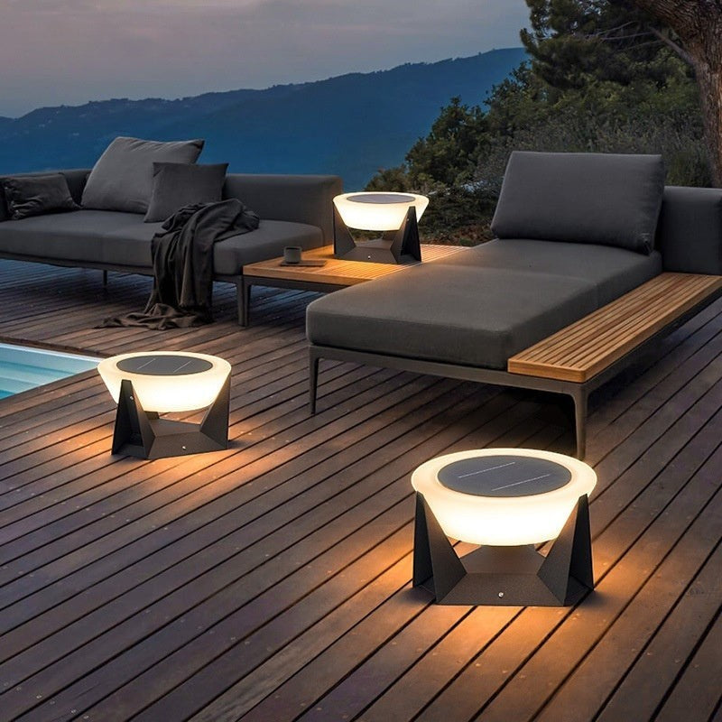 Bornes solaires Lumeoo PILLAREX sur une terrasse en bois au bord d'une piscine, éclairage extérieur design et moderne