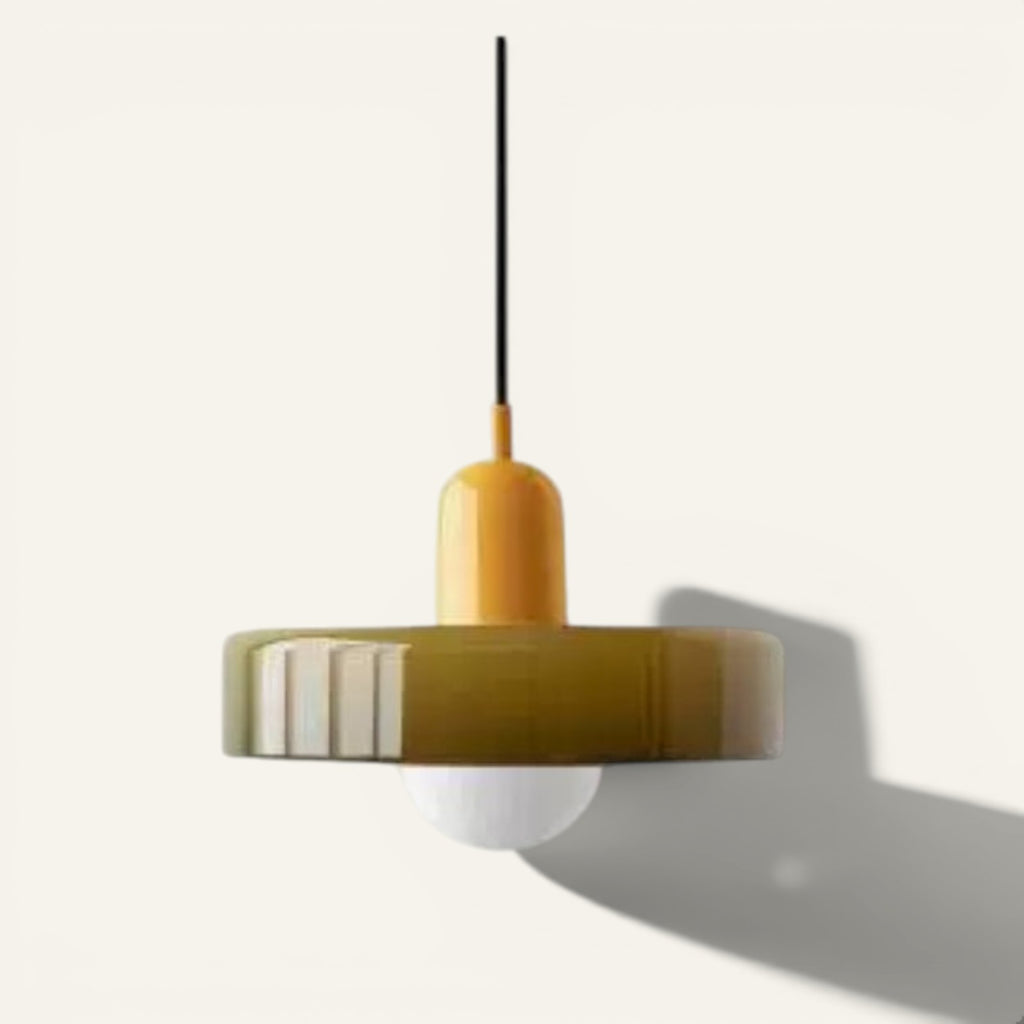 Suspension Lumeoo GLOBOVA avec abat-jour en verre teinté olive, base jaune moutarde et diffuseur sphérique blanc