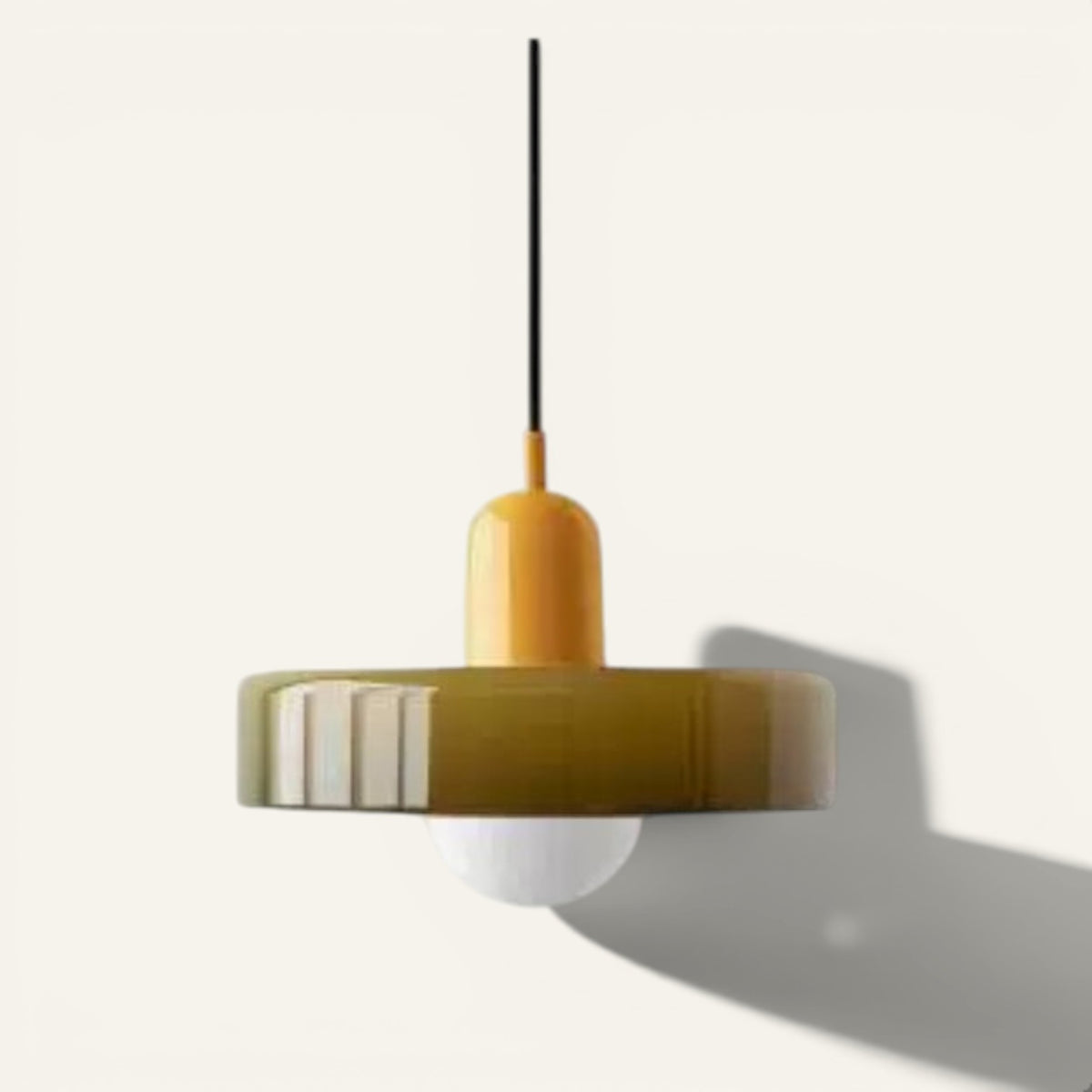 Suspension Lumeoo GLOBOVA avec abat-jour en verre teinté olive, base jaune moutarde et diffuseur sphérique blanc