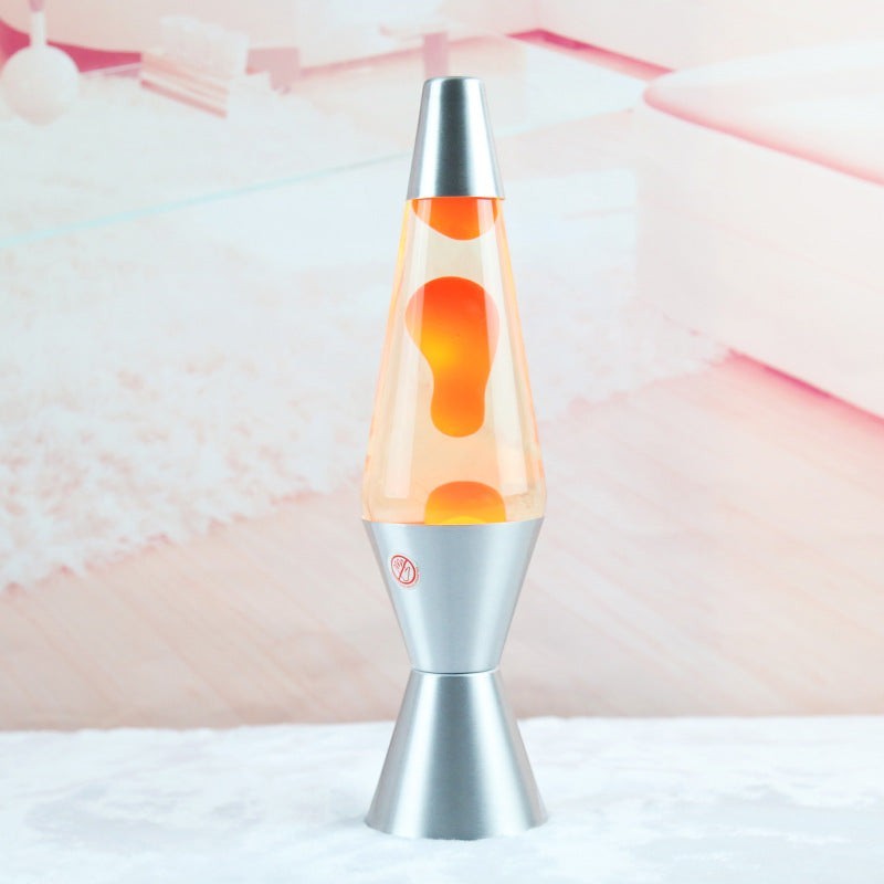 Lampe à lave Lumeoo 36cm avec fiole conique en verre, liquide transparent et cire orange, base et capuchon argentés.
