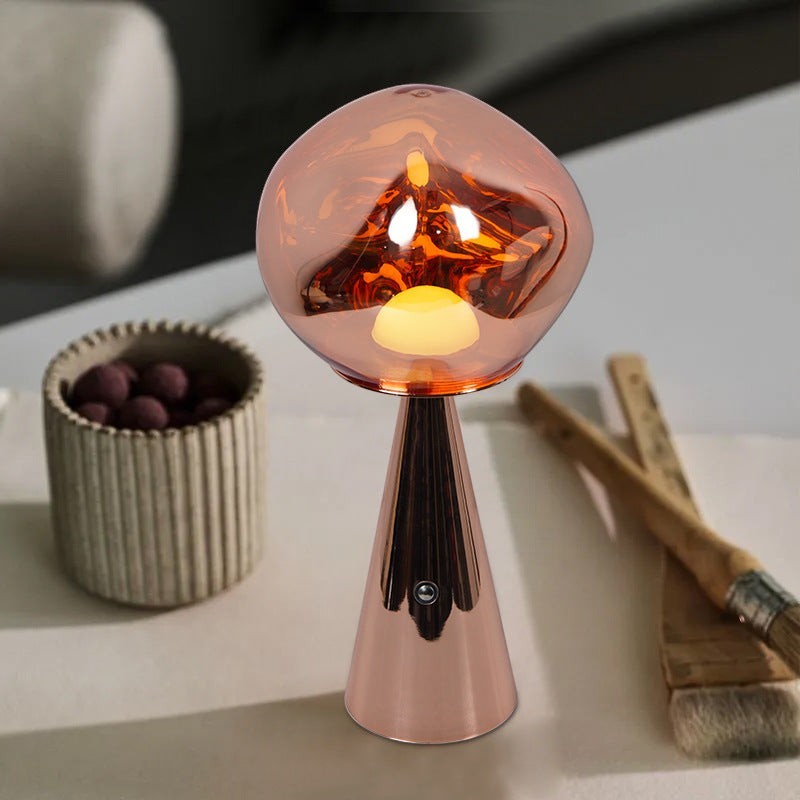 Lampe à lave Lumeoo rechargeable au design minimaliste avec globe en verre ambré et base métallique cuivrée