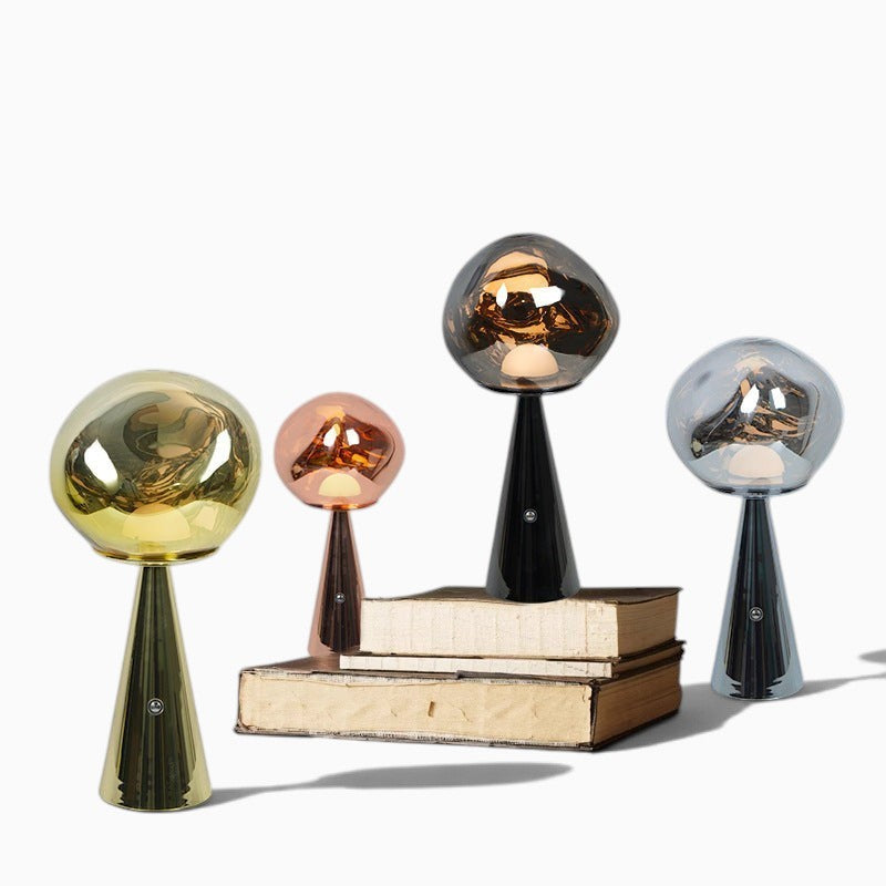Quatre lampes à lave Lumeoo rechargeables au design moderne et minimaliste avec des globes en verre coloré