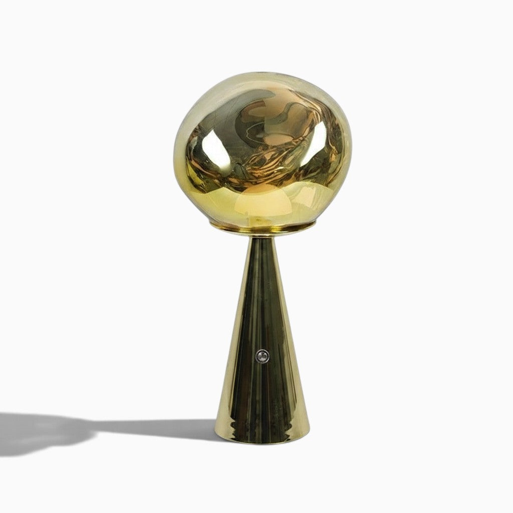 Lampe à lave Lumeoo MAGMIX rechargeable au design minimaliste doré avec globe en verre et base conique élégante