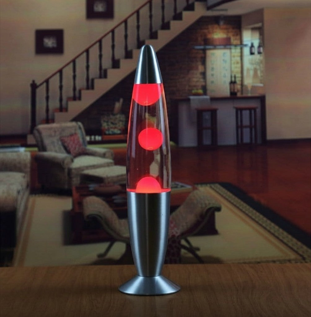 Lampe à lave Lumeoo Vulcano 33cm avec cire rouge, base et capuchon en métal argenté dans un salon cosy.