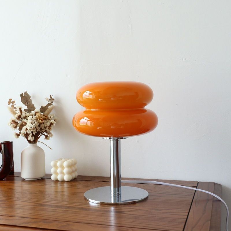 Lampe à poser Lumeoo VERRUX orange en verre et fer, style nordique, LED tricolore dimmable sur une table en bois.