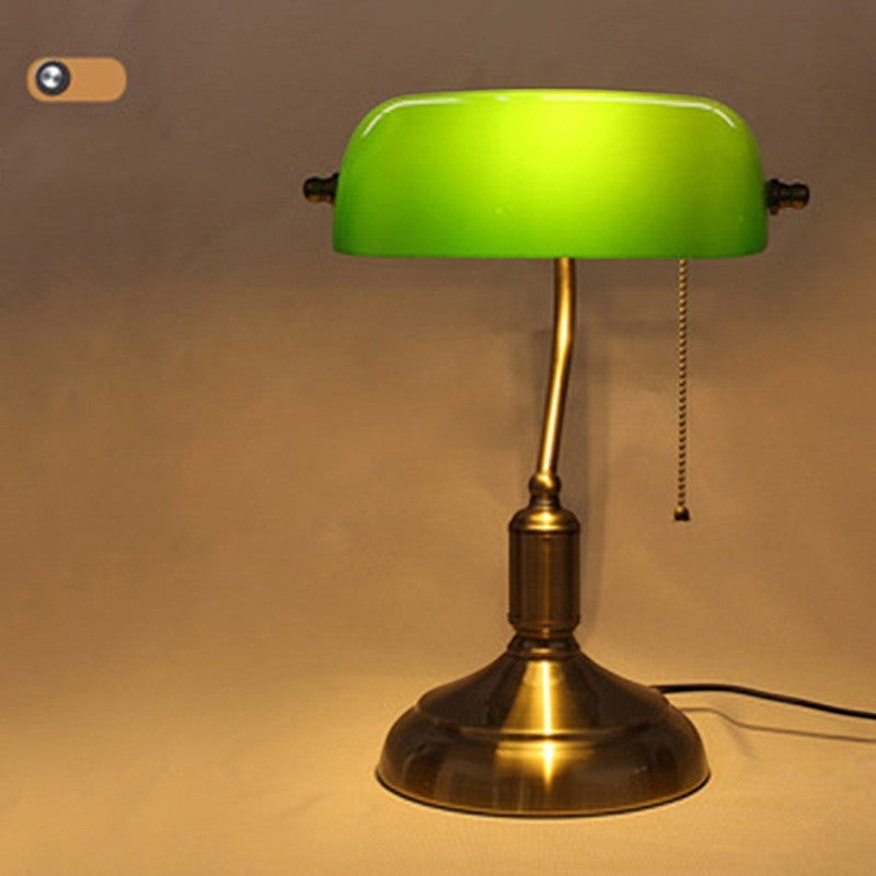 Lampe de bureau banquier Lumeoo avec abat-jour en verre vert et base en laiton vieilli style vintage