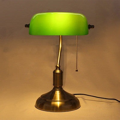 Lampe de bureau banquier Lumeoo avec abat-jour en verre vert et pied en laiton vieilli style vintage