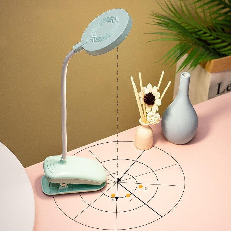 Lampe de bureau Lumeoo LED rechargeable bleu pastel avec clip de fixation et col de cygne flexible sur table