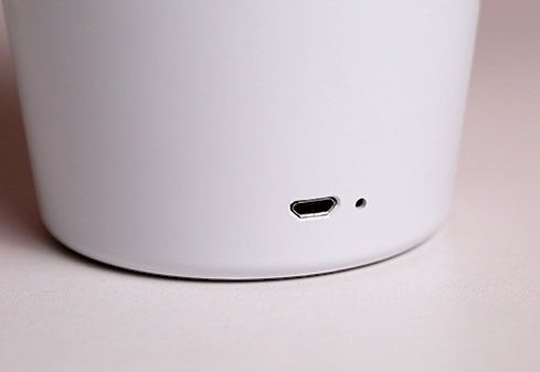 Port de charge USB sur la base blanche de la lampe de bureau Lumeoo VISILEX pour une recharge pratique.