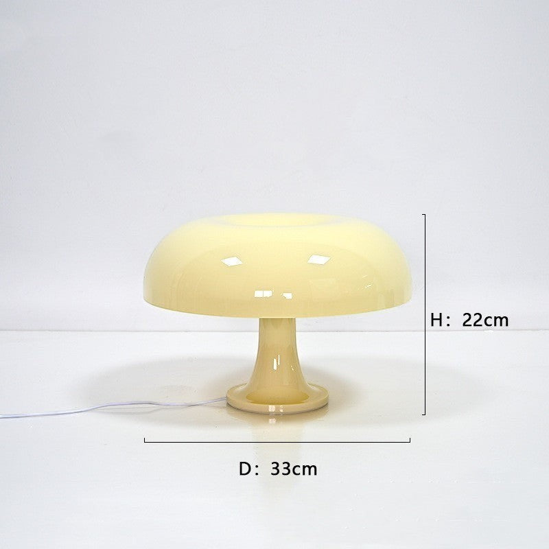 Lampe champignon Lumeoo beige au design minimaliste avec un abat-jour arrondi diffusant une lumière douce