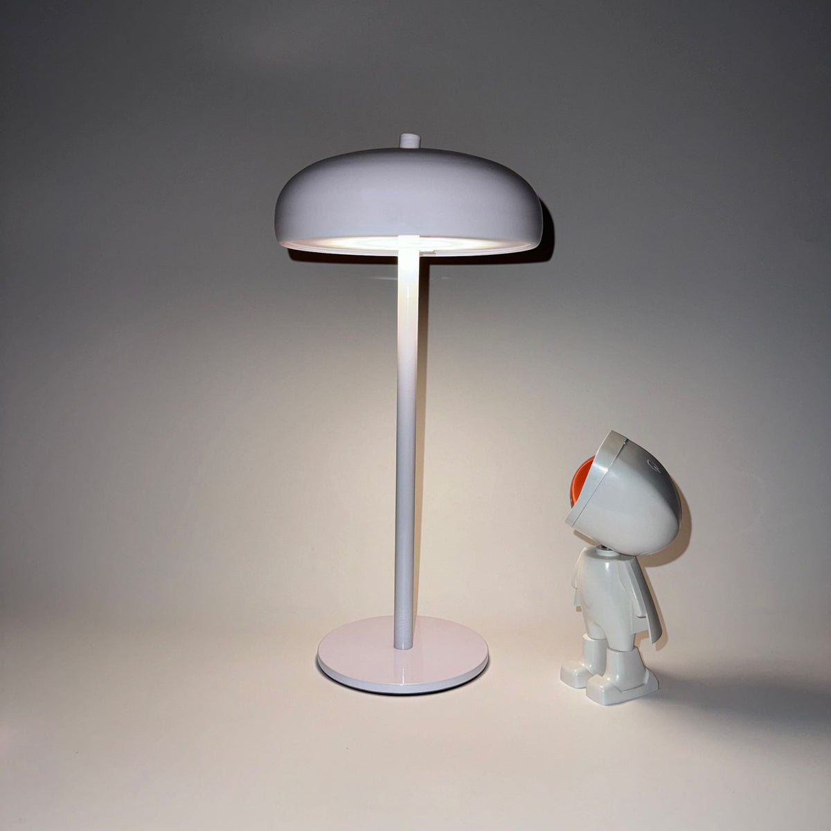 Lampe champignon minimaliste Lumeoo blanche rechargeable avec éclairage doux sur pied, style moderne et épuré