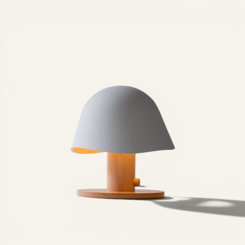 Lampe champignon Lumeoo au design nordique avec abat-jour gris minimaliste et pied en bois clair naturel