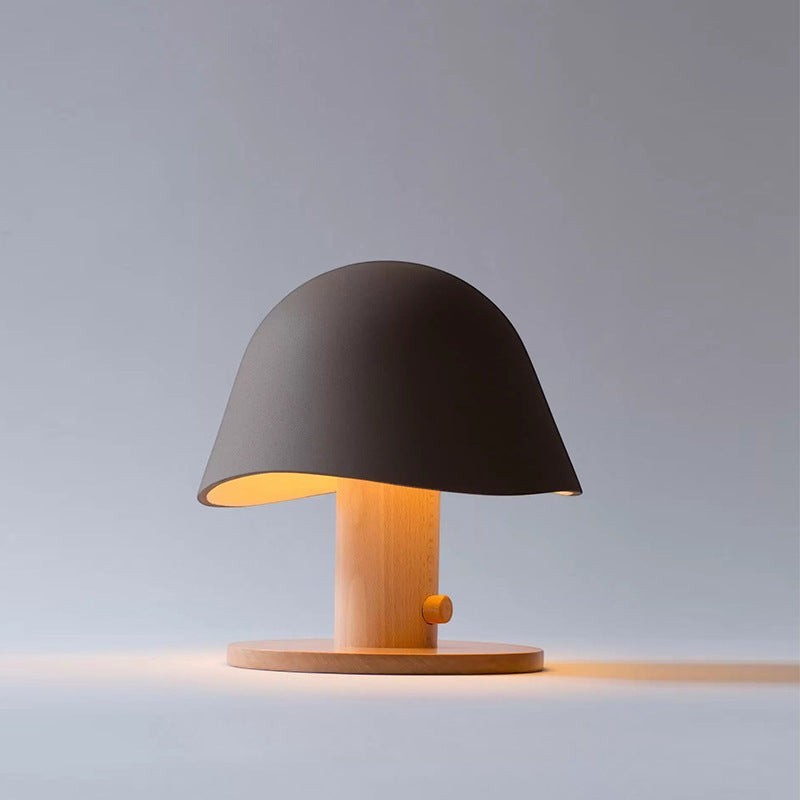 Lampe champignon Lumeoo au design nordique avec abat-jour gris mat et pied en bois clair pour une ambiance cosy