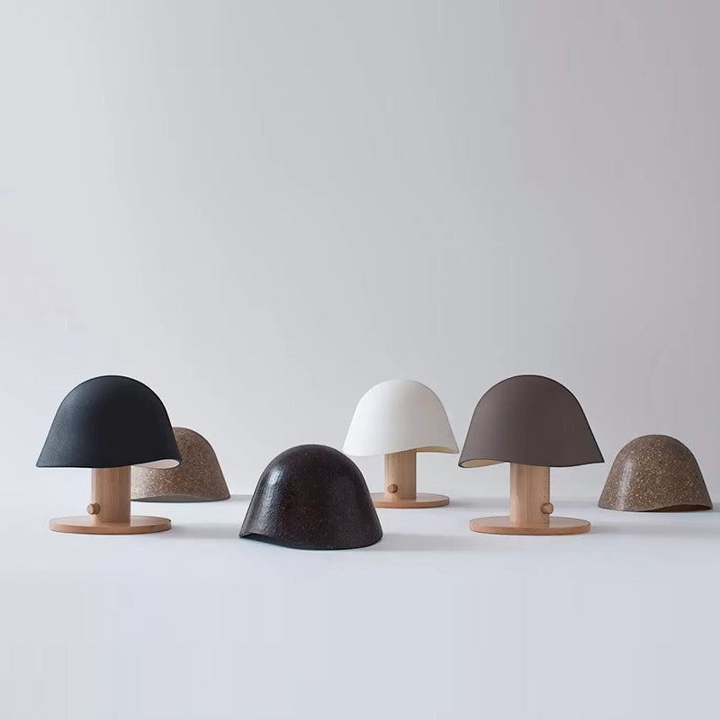 Collection de lampes champignon Lumeoo au design nordique avec pieds en bois et abat-jours de différentes couleurs