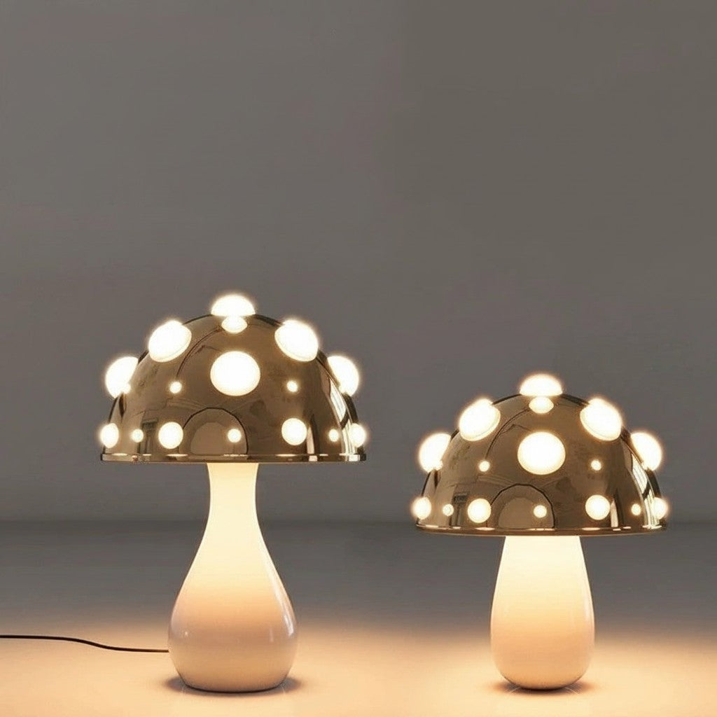 Deux lampes champignon Lumeoo dorées avec des points lumineux intégrés sur le chapeau, design moderne et dimmable.