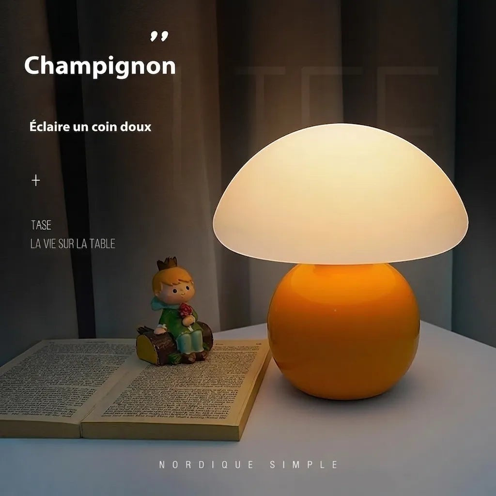 Lampe champignon Lumeoo jaune avec abat-jour blanc diffusant une lumière douce sur une table de chevet