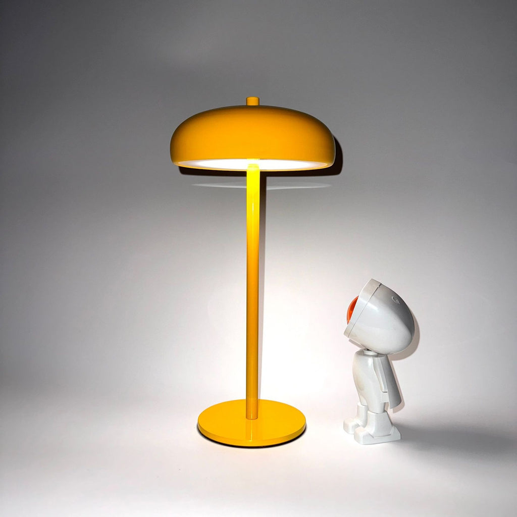 Lampe champignon Lumeoo jaune minimaliste et rechargeable avec une figurine décorative sur fond blanc