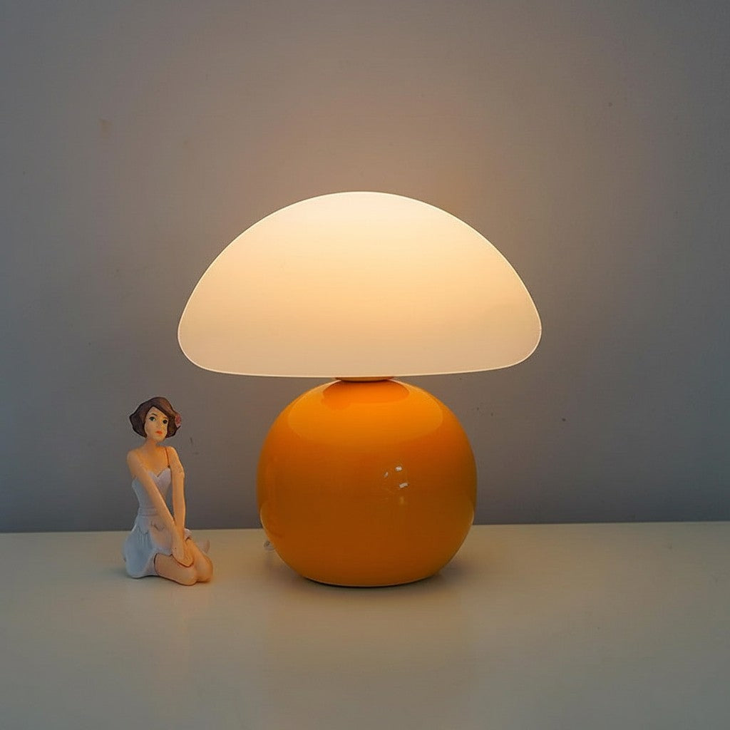 Lampe champignon Lumeoo jaune rechargeable avec abat-jour diffusant une lumière douce sur une table de chevet