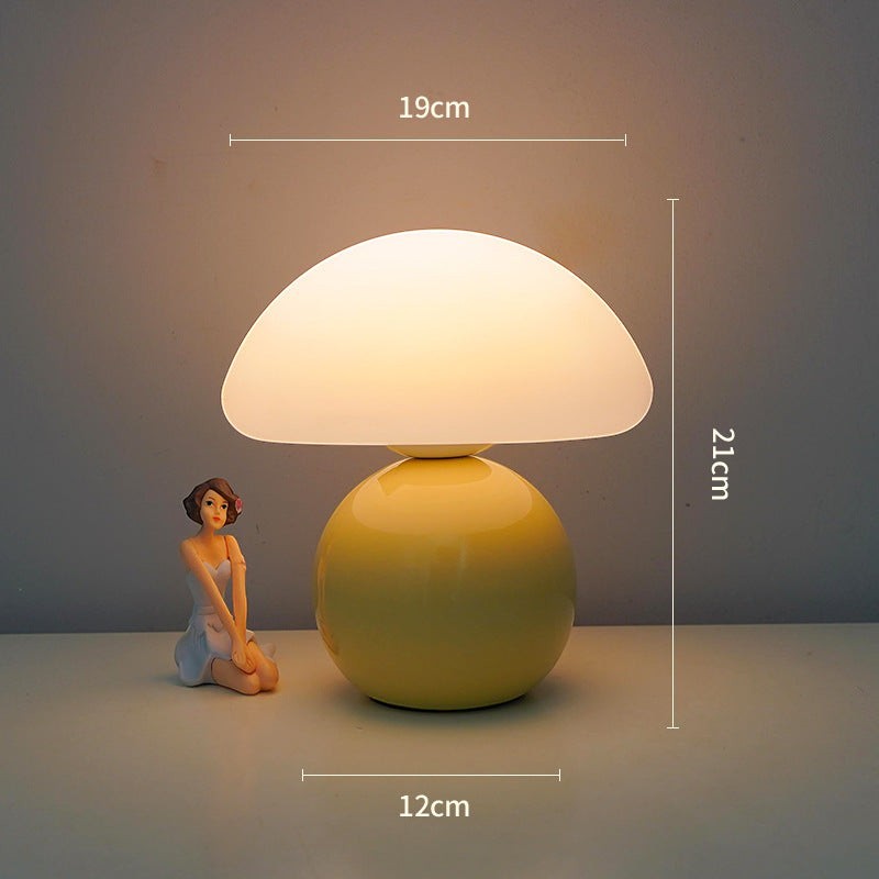Lampe champignon Lumeoo jaune rechargeable avec télécommande, diffusant une lumière douce et chaleureuse sur une table.