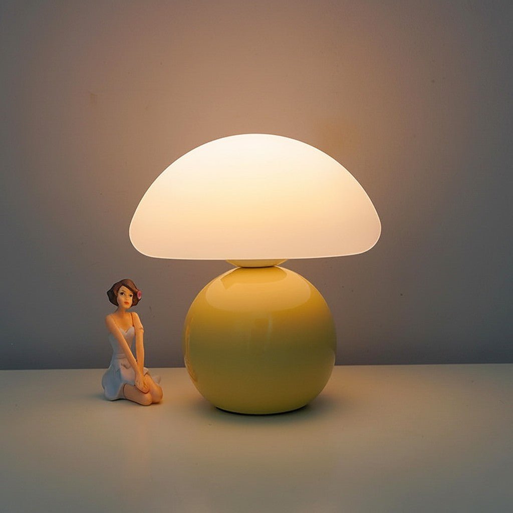 Lampe champignon Lumeoo jaune rechargeable avec abat-jour blanc diffusant une lumière douce sur une table de chevet