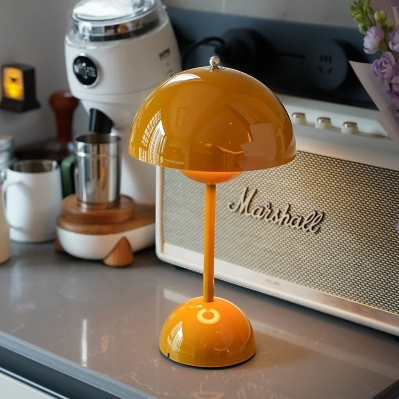 Lampe champignon Lumeoo jaune moutarde sans fil avec finition brillante posée sur un comptoir de cuisine moderne
