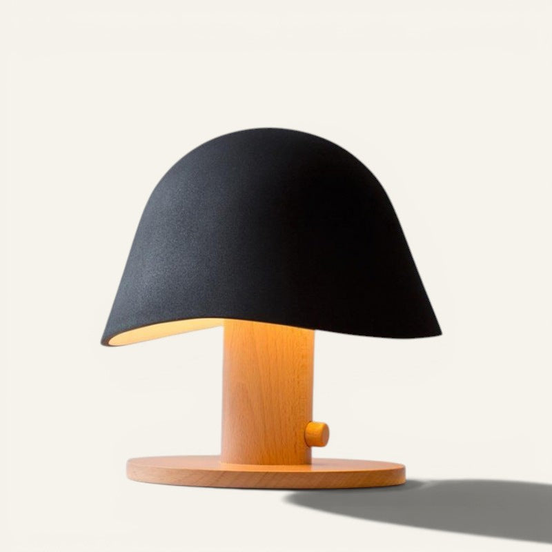Lampe champignon Lumeoo au design nordique avec abat-jour noir mat et pied en bois clair, éclairage LED chaleureux
