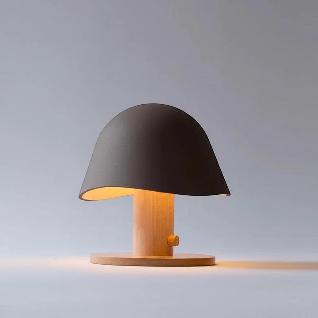Lampe champignon Lumeoo au design nordique avec abat-jour gris mat et pied en bois clair pour une ambiance cosy