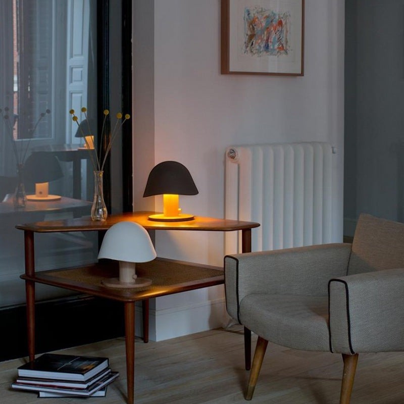 Lampes champignon Lumeoo au design nordique avec éclairage LED doux sur une table basse dans un salon cosy