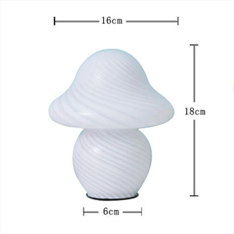 Lampe champignon Lumeoo en pâte de verre blanche avec motif torsadé, dimensions 18cm de hauteur et 16cm de largeur.