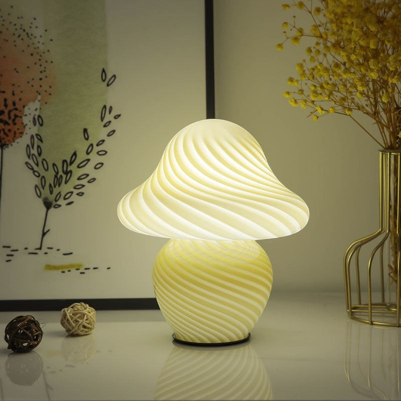 Lampe champignon Lumeoo en pâte de verre blanc crème avec motif torsadé diffusant une lumière douce et chaleureuse