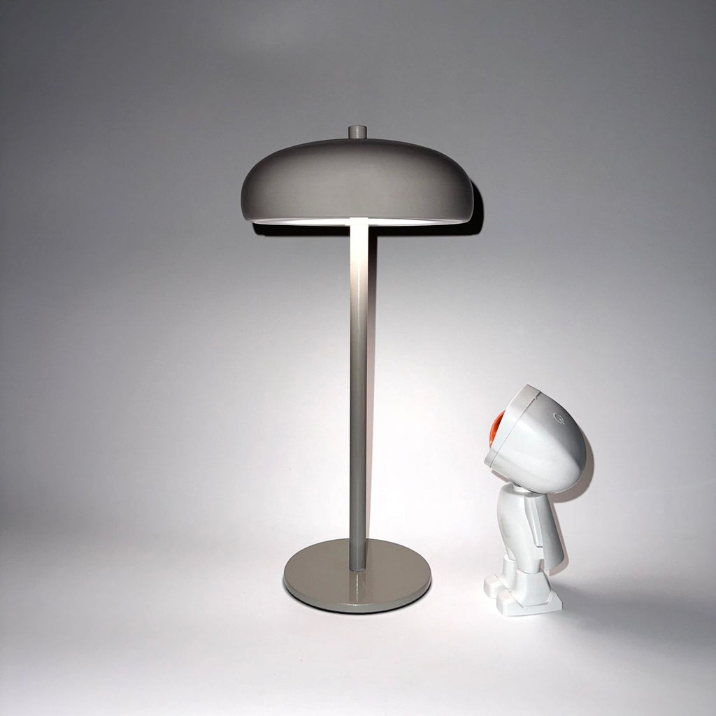 Lampe champignon minimaliste Lumeoo rechargeable gris taupe au design moderne sur fond blanc