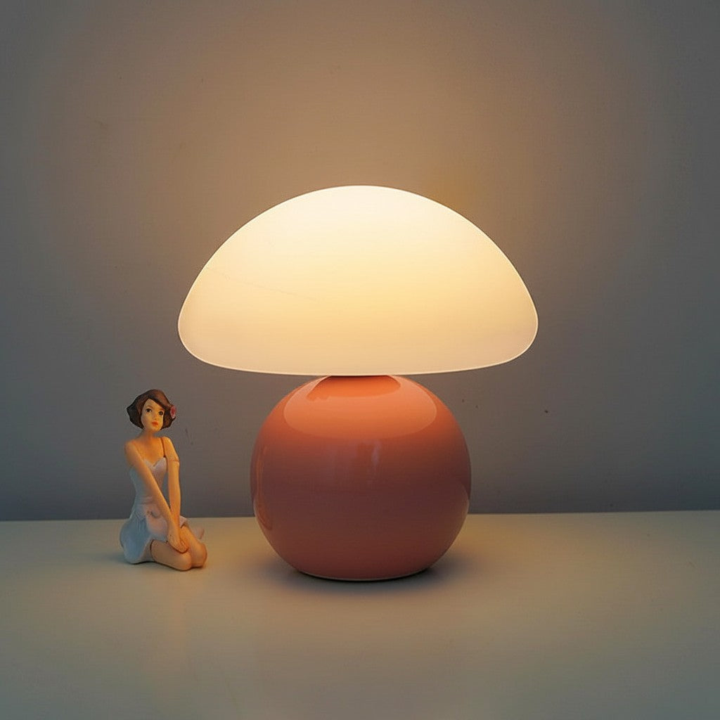 Lampe champignon Lumeoo rose avec abat-jour diffusant une lumière douce et télécommande, posée sur une table de chevet