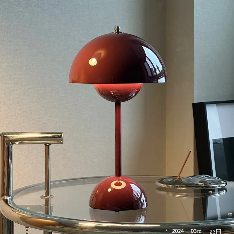 Lampe champignon Lumeoo rouge bordeaux rechargeable sans fil avec design tactile moderne sur table en verre