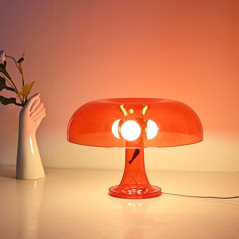 Lampe champignon Lumeoo en verre acrylique rouge transparent diffusant une lumière douce et chaleureuse