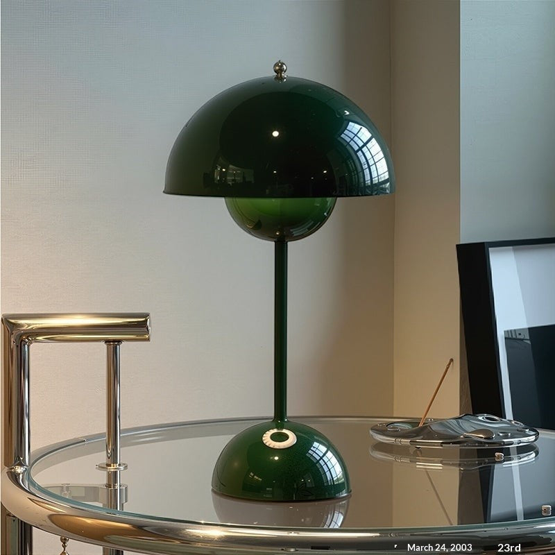 Lampe champignon Lumeoo verte rechargeable sans fil avec design tactile moderne sur une table en verre