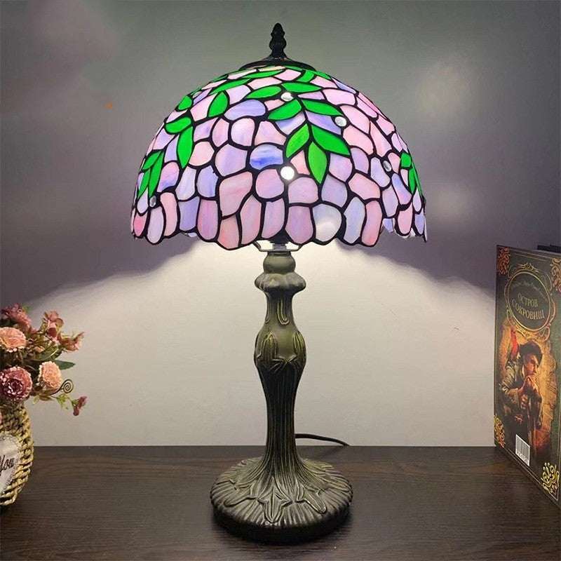 Lampe champignon Lumeoo style Tiffany avec abat-jour en vitrail rose et vert sur pied en métal sculpté vintage