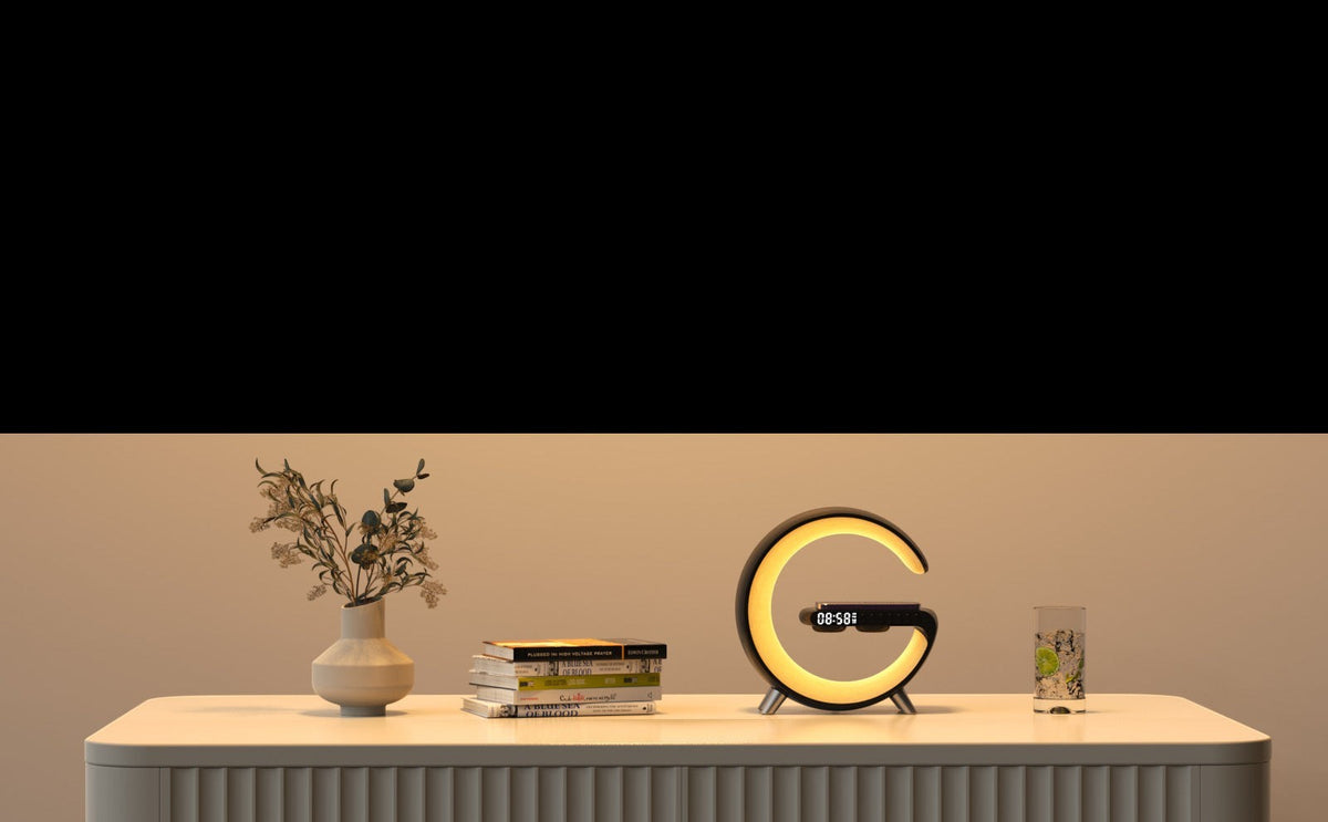 Lampe chevet Lumeoo AURORIS en forme de G avec chargeur sans fil, réveil Bluetooth et éclairage LED chaleureux.