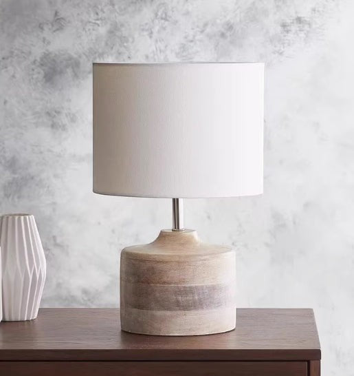 Lampe de chevet Lumeoo avec base en bois naturel et abat-jour cylindrique blanc pour une ambiance cosy