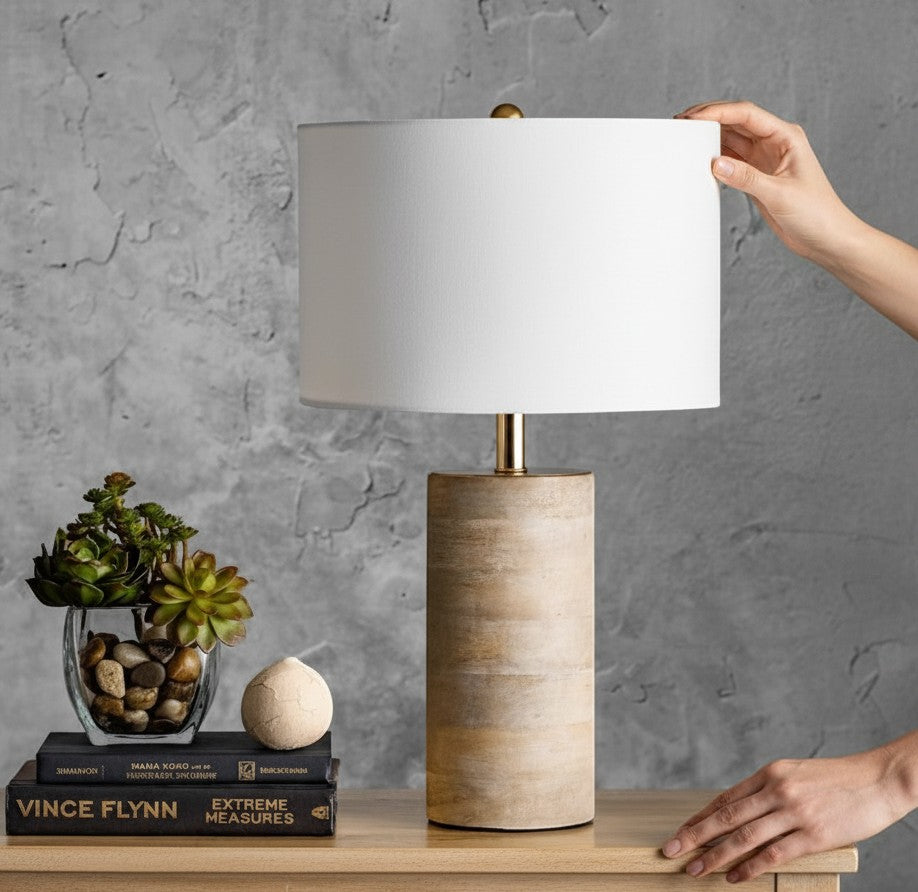 Lampe de chevet Lumeoo avec pied cylindrique en bois naturel et abat-jour blanc, posée sur une table en bois Image